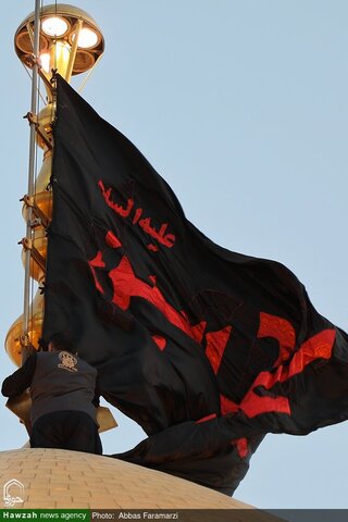 Photos/ Cérémonie de changement du drapeau du dôme du sanctuaire de Fatima Massoumeh (que la paix soit sur lui) lors de la première nuit de Muharram
