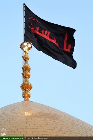 Photos/ Cérémonie de changement du drapeau du dôme du sanctuaire de Fatima Massoumeh (que la paix soit sur lui) lors de la première nuit de Muharram