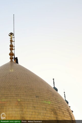Photos/ Cérémonie de changement du drapeau du dôme du sanctuaire de Fatima Massoumeh (que la paix soit sur lui) lors de la première nuit de Muharram