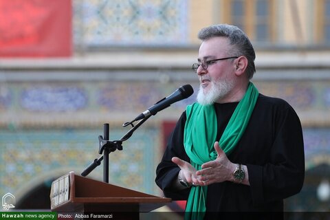 Photos/ Cérémonie de changement du drapeau du dôme du sanctuaire de Fatima Massoumeh (que la paix soit sur lui) lors de la première nuit de Muharram