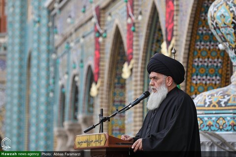 Photos/ Cérémonie de changement du drapeau du dôme du sanctuaire de Fatima Massoumeh (que la paix soit sur lui) lors de la première nuit de Muharram