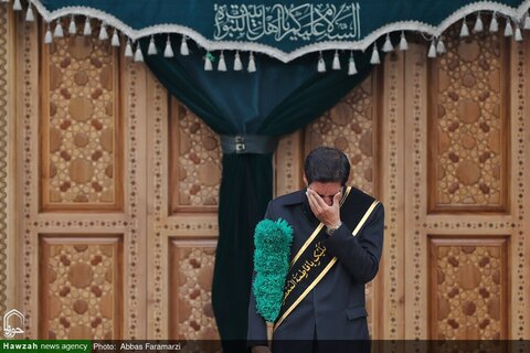 Photos/ Cérémonie de changement du drapeau du dôme du sanctuaire de Fatima Massoumeh (que la paix soit sur lui) lors de la première nuit de Muharram