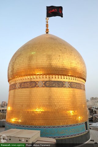 Photos/ Cérémonie de changement du drapeau du dôme du sanctuaire de Fatima Massoumeh (que la paix soit sur lui) lors de la première nuit de Muharram