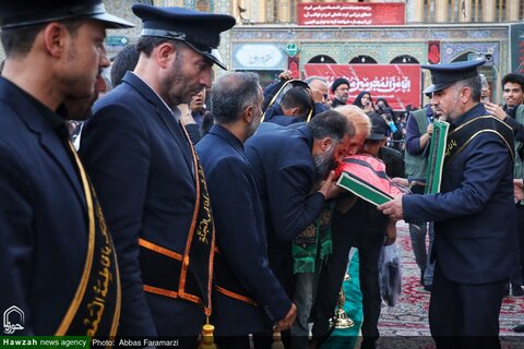 Photos/ Cérémonie de changement du drapeau du dôme du sanctuaire de Fatima Massoumeh (que la paix soit sur lui) lors de la première nuit de Muharram