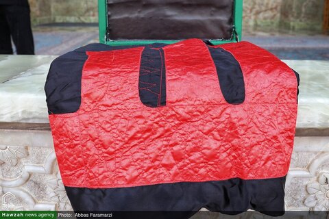 Photos/ Cérémonie de changement du drapeau du dôme du sanctuaire de Fatima Massoumeh (que la paix soit sur lui) lors de la première nuit de Muharram