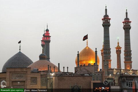 Photos/ Cérémonie de changement du drapeau du dôme du sanctuaire de Fatima Massoumeh (que la paix soit sur lui) lors de la première nuit de Muharram