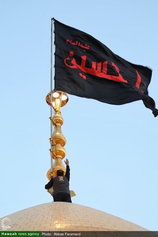 Photos/ Cérémonie de changement du drapeau du dôme du sanctuaire de Fatima Massoumeh (que la paix soit sur lui) lors de la première nuit de Muharram