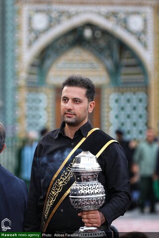 Photos/ Cérémonie de changement du drapeau du dôme du sanctuaire de Fatima Massoumeh (que la paix soit sur lui) lors de la première nuit de Muharram