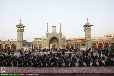 Photos/ Cérémonie de changement du drapeau du dôme du sanctuaire de Fatima Massoumeh (que la paix soit sur lui) lors de la première nuit de Muharram