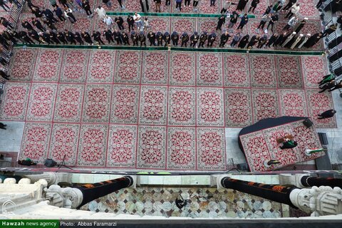 Photos/ Cérémonie de changement du drapeau du dôme du sanctuaire de Fatima Massoumeh (que la paix soit sur lui) lors de la première nuit de Muharram