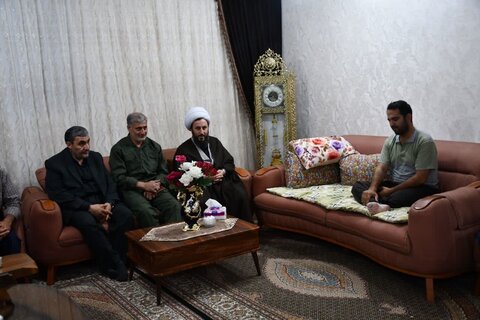 تصاویر/ دیدار امام جمعه شهرستان خوی با جانباز تجاوز رژیم صهیونی