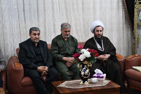 تصاویر/ دیدار امام جمعه شهرستان خوی با جانباز تجاوز رژیم صهیونی