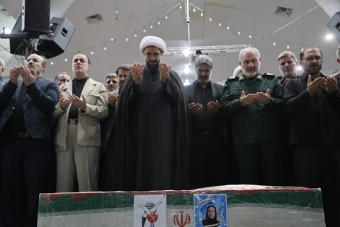 تصاویر / اقامه نماز بر پیکر مطهر شهیده بهاره لطفی توسط آیت الله شعبانی