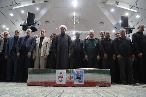 تصاویر / اقامه نماز بر پیکر مطهر شهیده بهاره لطفی توسط آیت الله شعبانی