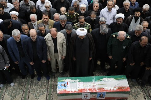 تصاویر / اقامه نماز بر پیکر مطهر شهیده بهاره لطفی توسط آیت الله شعبانی