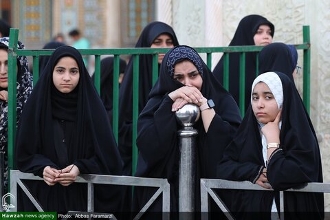 رفع الراية السوداء على قبة السيدة فاطمة المعصومة (ع) استعداداً لموسم عاشوراء
