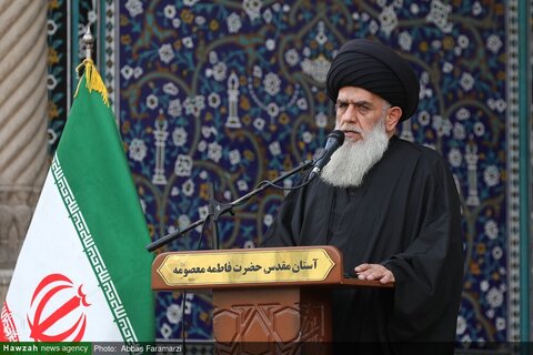 رفع الراية السوداء على قبة السيدة فاطمة المعصومة (ع) استعداداً لموسم عاشوراء