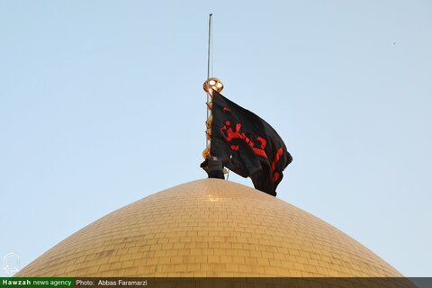 رفع الراية السوداء على قبة السيدة فاطمة المعصومة (ع) استعداداً لموسم عاشوراء
