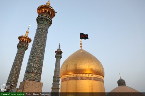 رفع الراية السوداء على قبة السيدة فاطمة المعصومة (ع) استعداداً لموسم عاشوراء