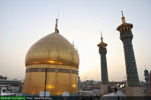 رفع الراية السوداء على قبة السيدة فاطمة المعصومة (ع) استعداداً لموسم عاشوراء