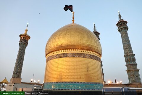 رفع الراية السوداء على قبة السيدة فاطمة المعصومة (ع) استعداداً لموسم عاشوراء
