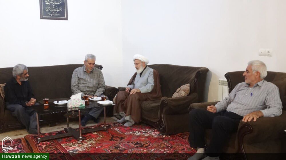 دیدار امام جمعه هادیشهر با خانواده شهید اکبر خسروی