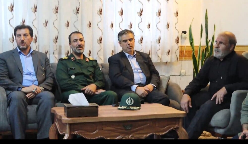 فیلم| دیدار استاندار مرکزی و فرمانده سپاه روح الله با خانواده شهید طاهری