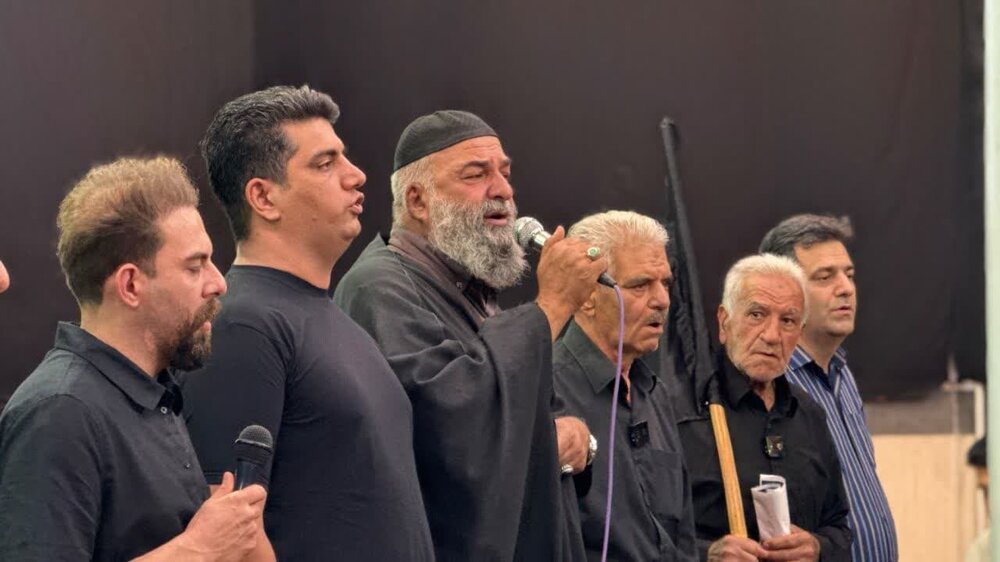 کاشانی‌ها با غبارروبی مزار محتشم کاشانی به استقبال محرم رفتند