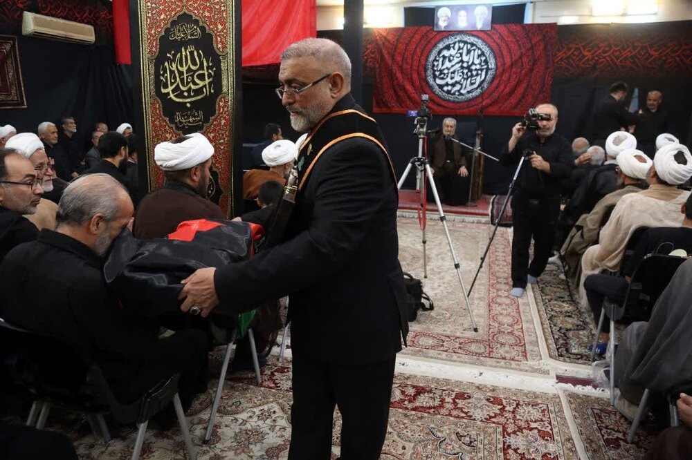 پرچم گردانی گنبد حرم امام حسین علیه السلام در حسینیه دفتر مرحوم آیت‌الله العظمی فاضل لنکرانی