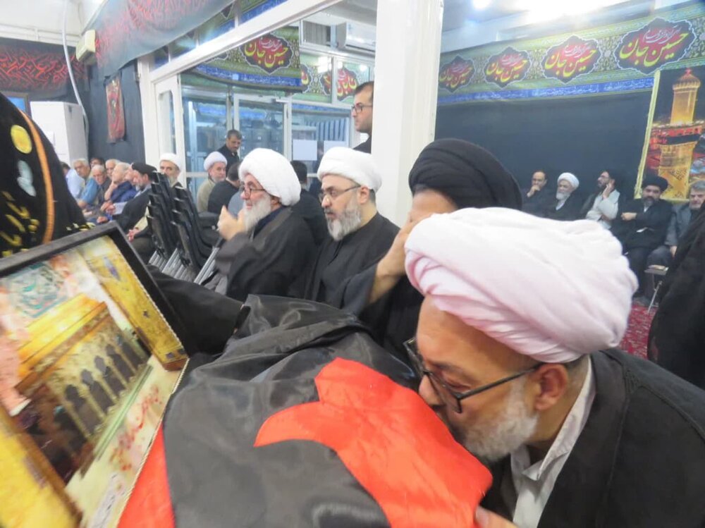 پرچم گردانی حرم امام حسین(ع) در حسینیه مرحوم آیت‌الله العظمی فاضل لنکرانی + تصاویر