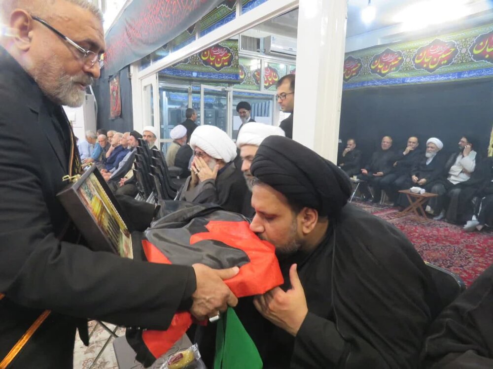 پرچم گردانی گنبد حرم امام حسین علیه السلام در حسینیه دفتر مرحوم آیت‌الله العظمی فاضل لنکرانی