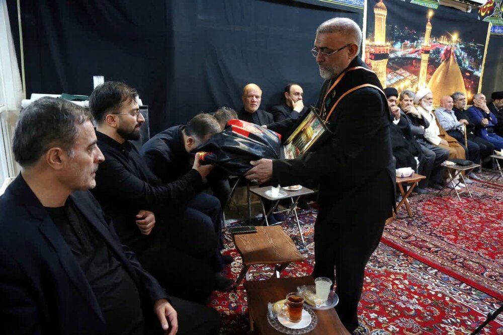 پرچم گردانی گنبد حرم امام حسین علیه السلام در حسینیه دفتر مرحوم آیت‌الله العظمی فاضل لنکرانی