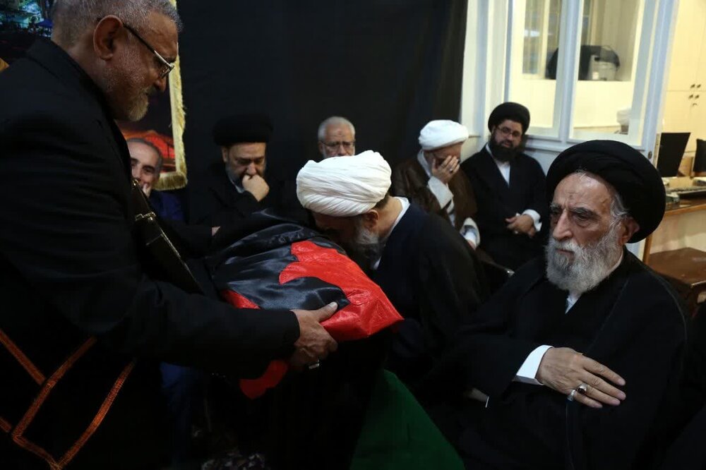 پرچم گردانی گنبد حرم امام حسین علیه السلام در حسینیه دفتر مرحوم آیت‌الله العظمی فاضل لنکرانی