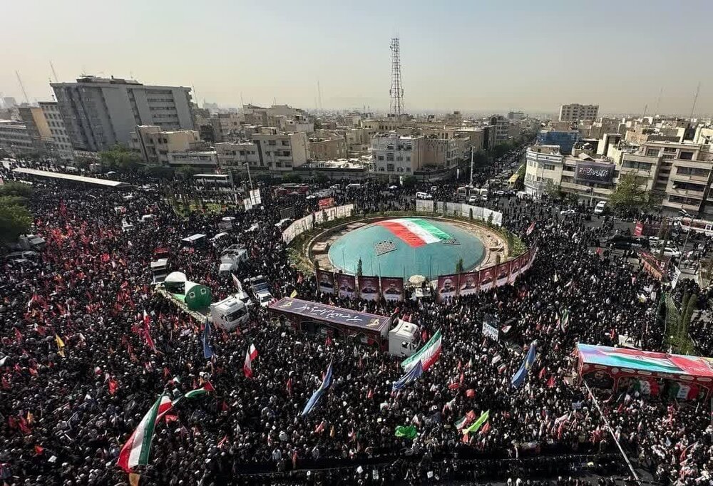 في مراسم تشييع مليونية.. الشعب الايراني يبايع الشهداء