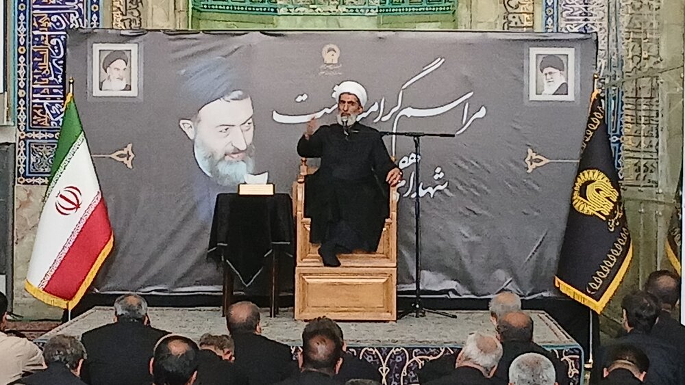 رهبر معظم انقلاب پرچمدار روشنگری در تاریک‌ترین روزهای انقلاب است/مردم ایران در بزنگاه‌ها پای کار نظام و اهل‌بیت(ع) هستند