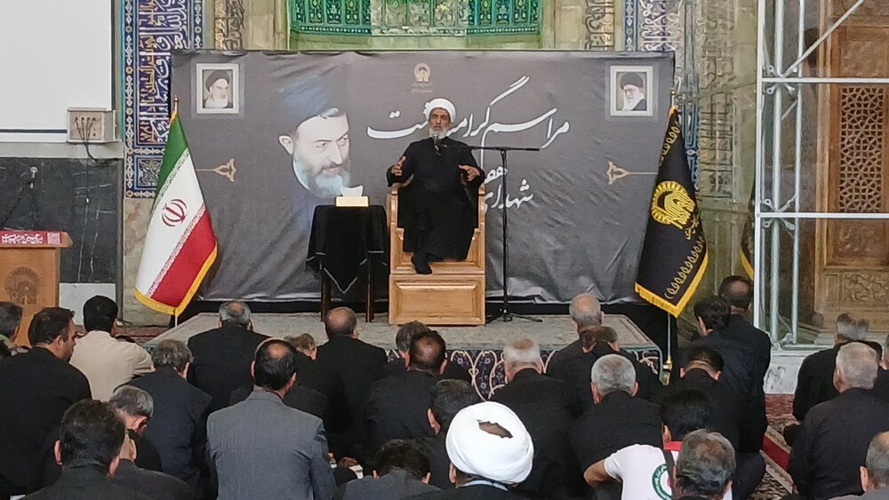 رهبر معظم انقلاب پرچمدار روشنگری در تاریک‌ترین روزهای انقلاب است/مردم ایران در بزنگاه‌ها پای کار نظام و اهل‌بیت(ع) هستند