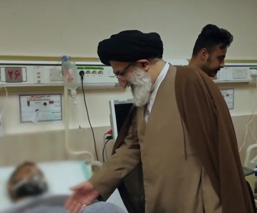 فیلم| نماینده ولی‌فقیه در البرز از مجروحان حمله رژیم صهیونیستی در کرج عیادت کرد