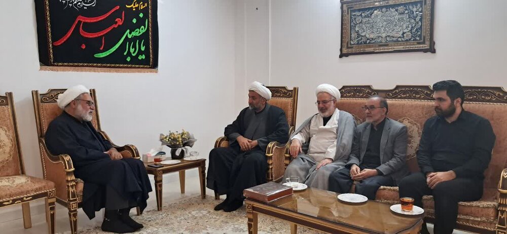 دیدار نمایندگان آیت‌الله اعرافی با خانواده‌های دو شهید حملات رژیم صهیونی