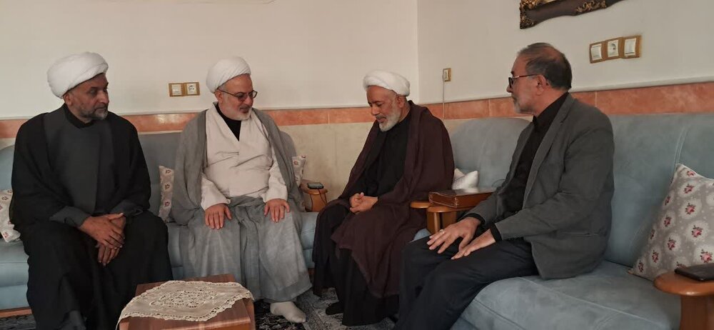 دیدار نمایندگان آیت‌الله اعرافی با خانواده‌های دو شهید حملات رژیم صهیونی