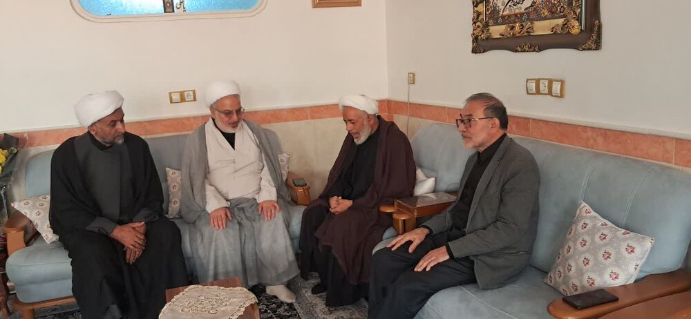 دیدار نمایندگان آیت‌الله اعرافی با خانواده‌های دو شهید حملات رژیم صهیونی