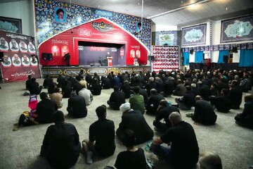 تصاویری از شب سوم مراسم عزاداری حضرت اباعبدالله الحسین(ع) در حسینیه ثارالله خرم آباد