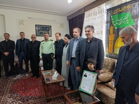 تصاویر/دیدار استاندار مرکزی و جمعی از مسئولین با خانواده شهدای حملات رژیم صهیونیستی در خمین