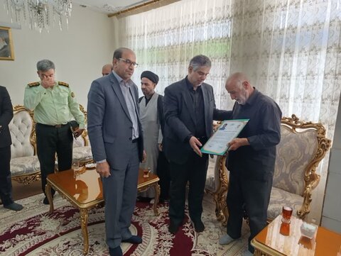 تصاویر/دیدار استاندار مرکزی و جمعی از مسئولین با خانواده شهدای حملات رژیم صهیونیستی در خمین