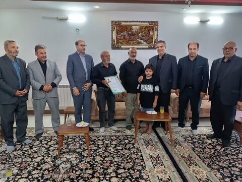 تصاویر/دیدار استاندار مرکزی و جمعی از مسئولین با خانواده شهدای حملات رژیم صهیونیستی در خمین