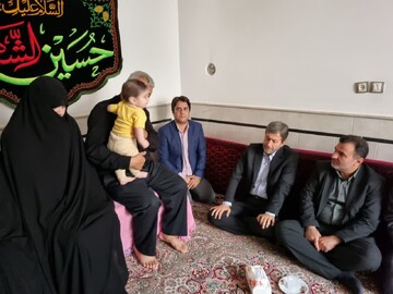 استاندار اصفهان به دیدار خانواده شهید مدافع وطن در کاشان رفت+عکس