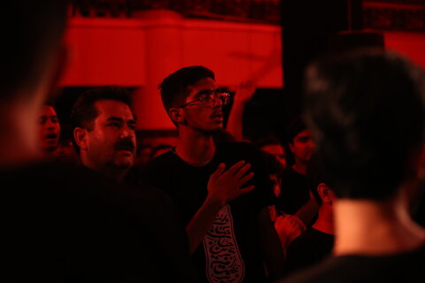 تصاویر| مراسم عزاداری شب چهارم محرم پیروان حضرت علی اکبر(ع) در مسجد الرسول(ص) شیراز