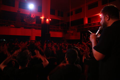 تصاویر| مراسم عزاداری شب چهارم محرم پیروان حضرت علی اکبر(ع) در مسجد الرسول(ص) شیراز