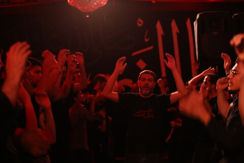 تصاویر| مراسم عزاداری شب چهارم محرم پیروان حضرت علی اکبر(ع) در مسجد الرسول(ص) شیراز