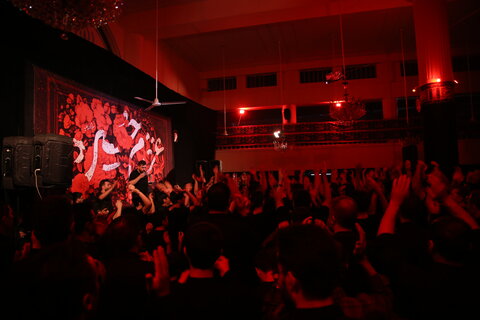 تصاویر| مراسم عزاداری شب چهارم محرم پیروان حضرت علی اکبر(ع) در مسجد الرسول(ص) شیراز