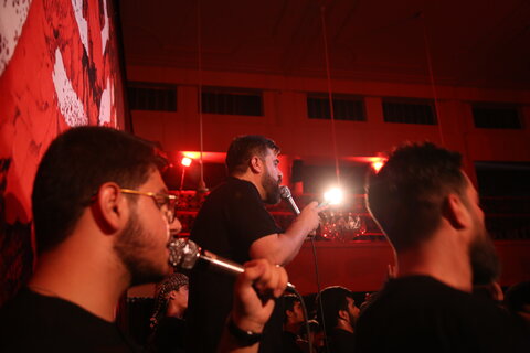 تصاویر| مراسم عزاداری شب چهارم محرم پیروان حضرت علی اکبر(ع) در مسجد الرسول(ص) شیراز